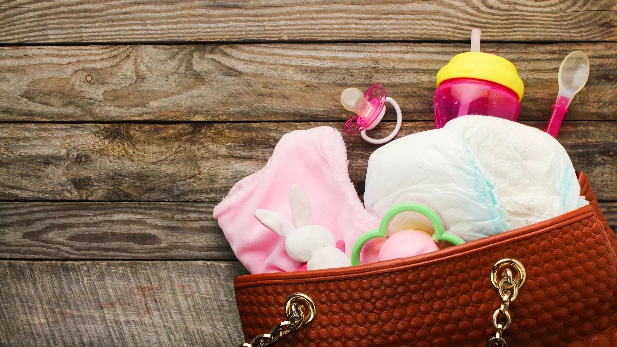 Sac à langer élégant posé sur une poussette en extérieur