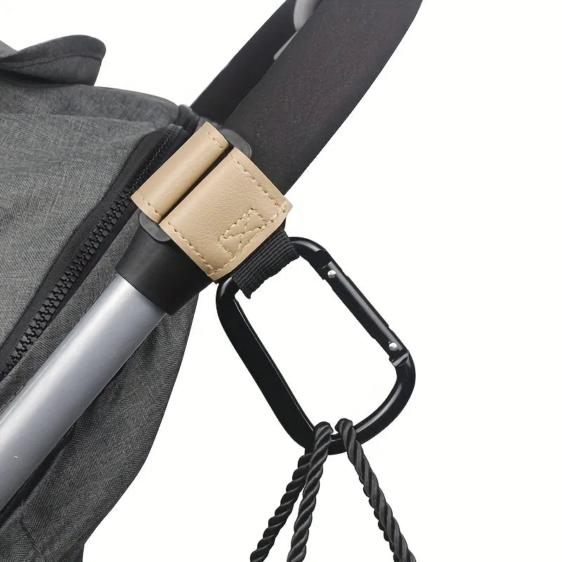 Accessoires de poussette compatibles avec la plupart des grandes marques, faciles à fixer grâce à leur clip sécurisé.