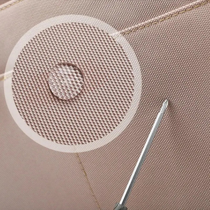 Zoom sur le tissu Oxford déperlant du sac à langer Noa, résistant aux éclaboussures