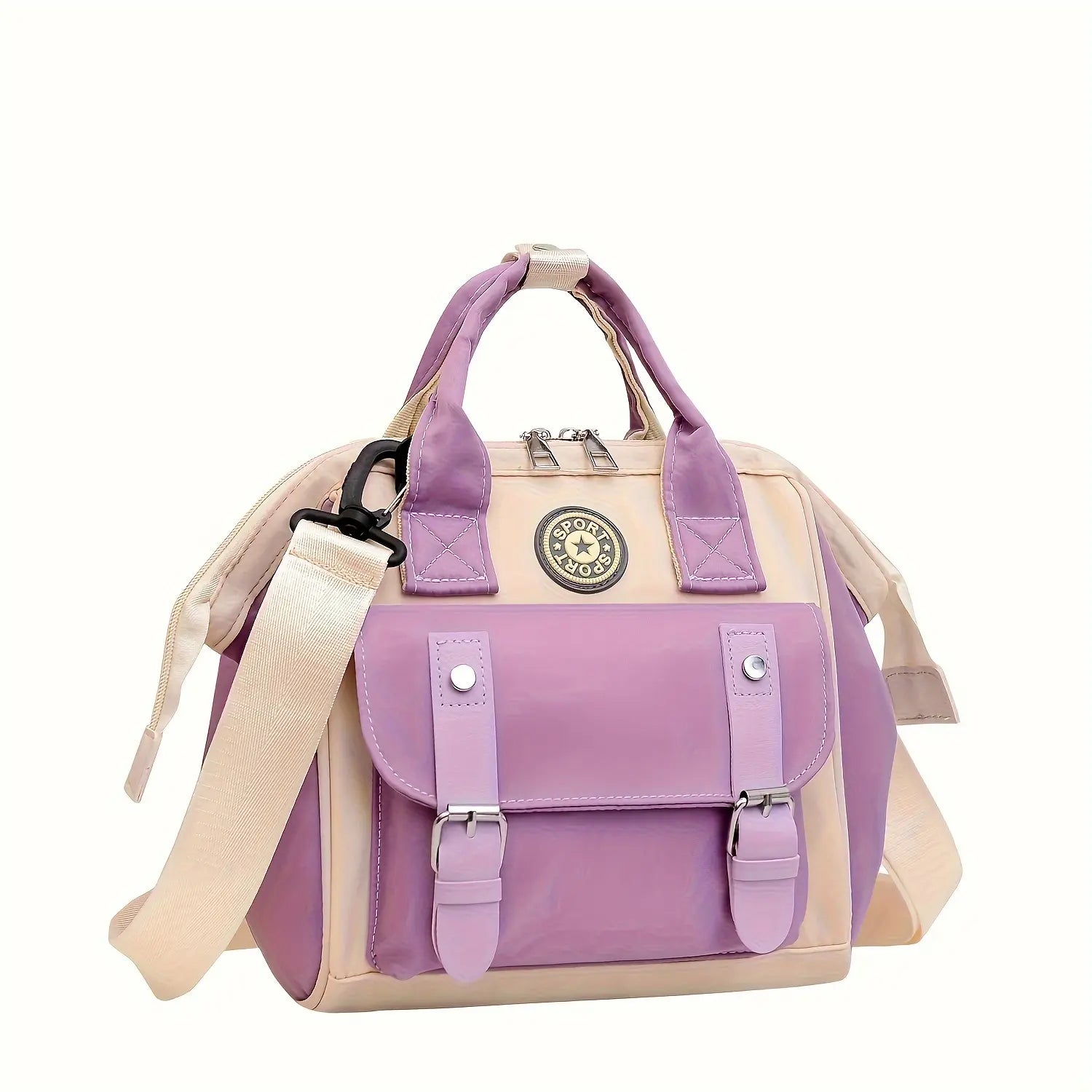 Mini CHIC présenté avec accessoires de puériculture autour (tétine, couche, petit jouet)