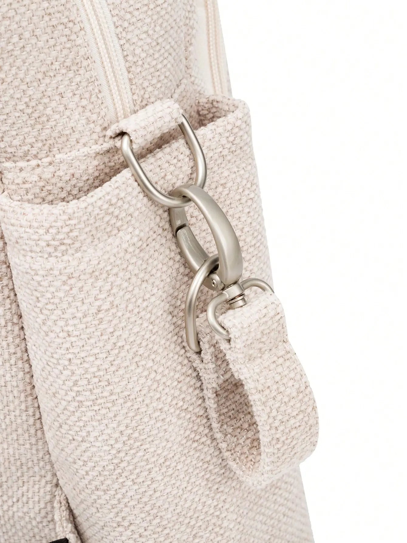 Sac à langer pratique avec crochets de poussette inclus, facile à accrocher et à transporter.