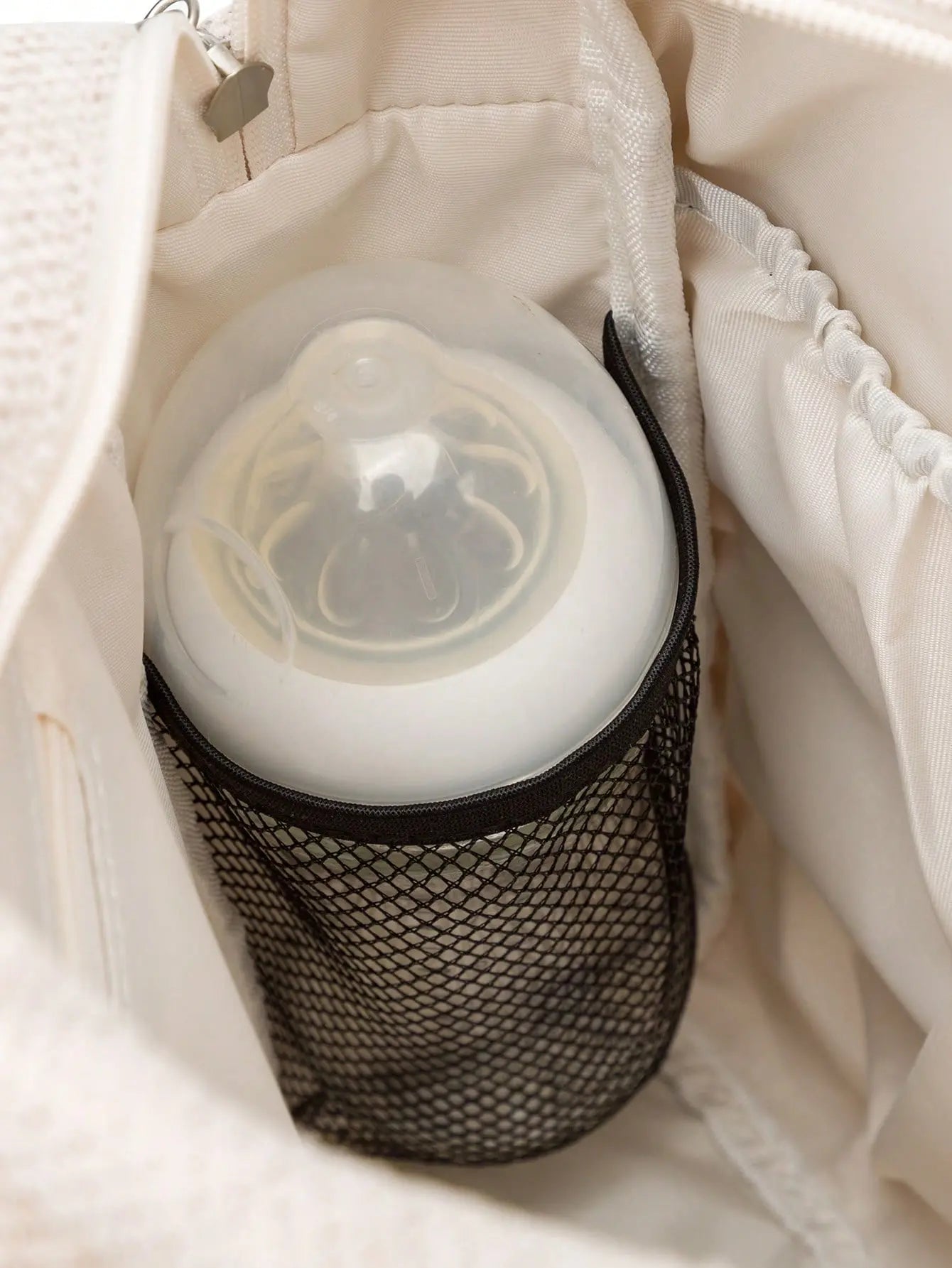 Sac à langer effet cuir léger et organisé, compagnon élégant pour les sorties en famille.