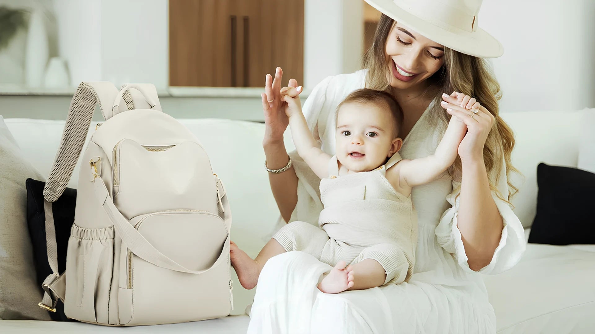 Maman tenant son bébé avec un sac à langer Goodnvibes, prête pour une sortie en toute sérénité