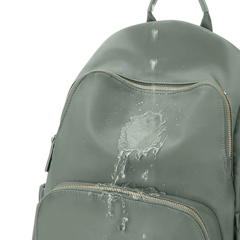 Maman utilisant un sac à langer spacieux en nylon résistant lors d’une sortie en famille