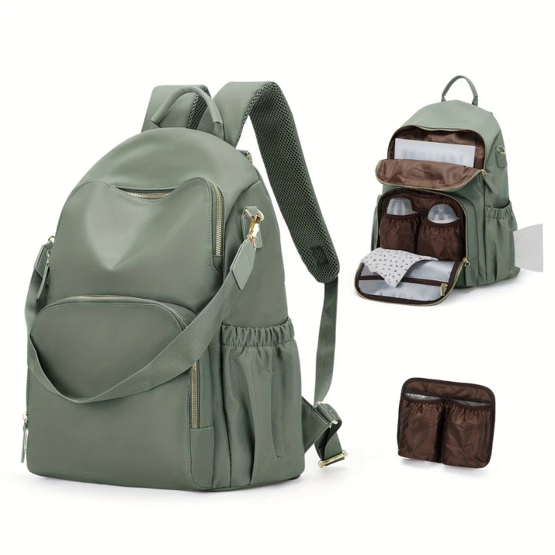 Vue de dos d’un parent portant un sac à dos à langer léger et imperméable 35L