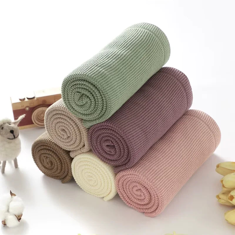 Bébé endormi paisiblement sous une couverture tricotée respirante GoodKnit