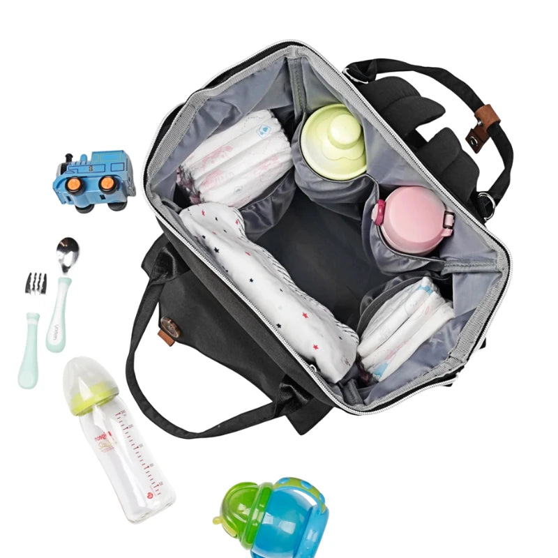 Sac à langer multi-usage UrbanNest en tissu déperlant, grande capacité de rangement et finition premium.