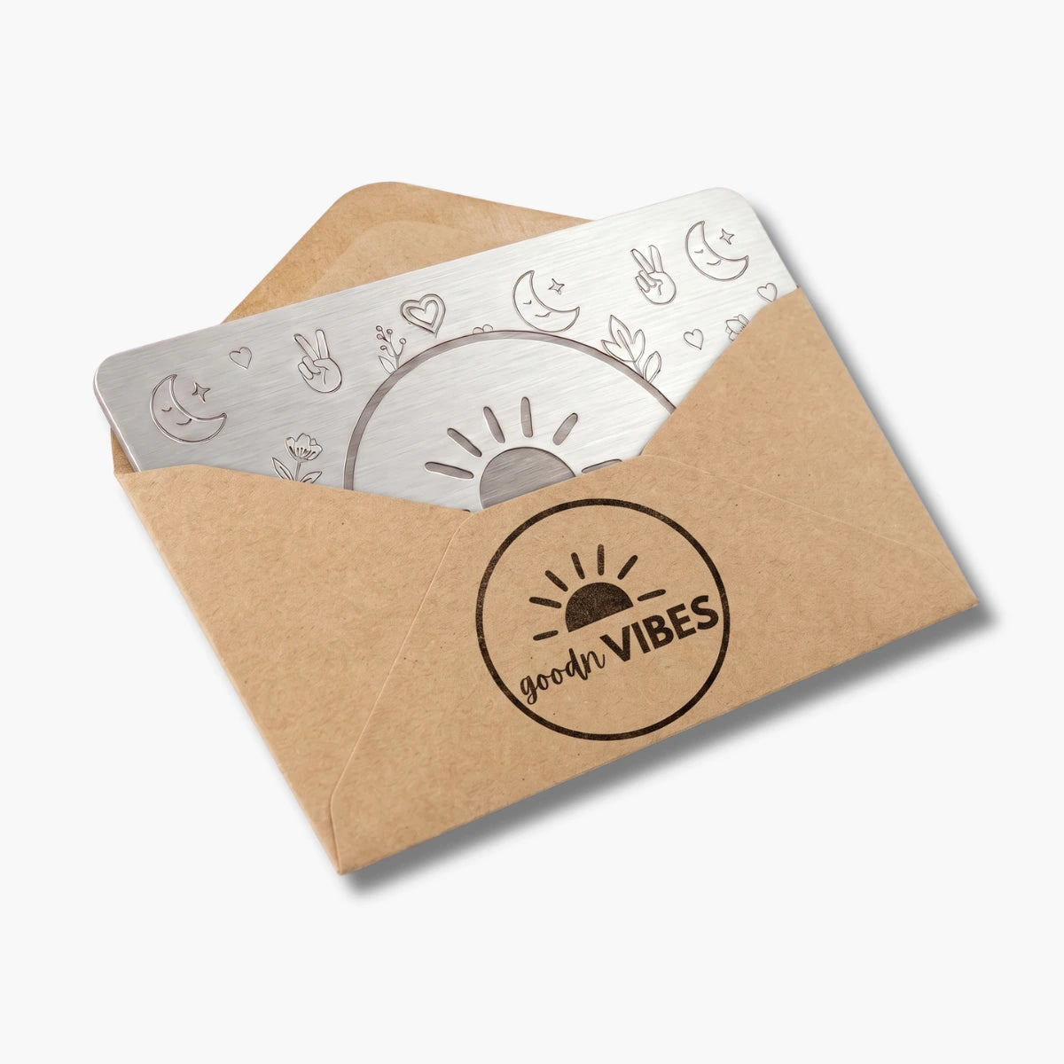 Carte cadeau Goodnvibes présentée dans une enveloppe kraft, idéale pour offrir un cadeau naissance, un sac à langer, un porte-bébé ou un lunch bag.