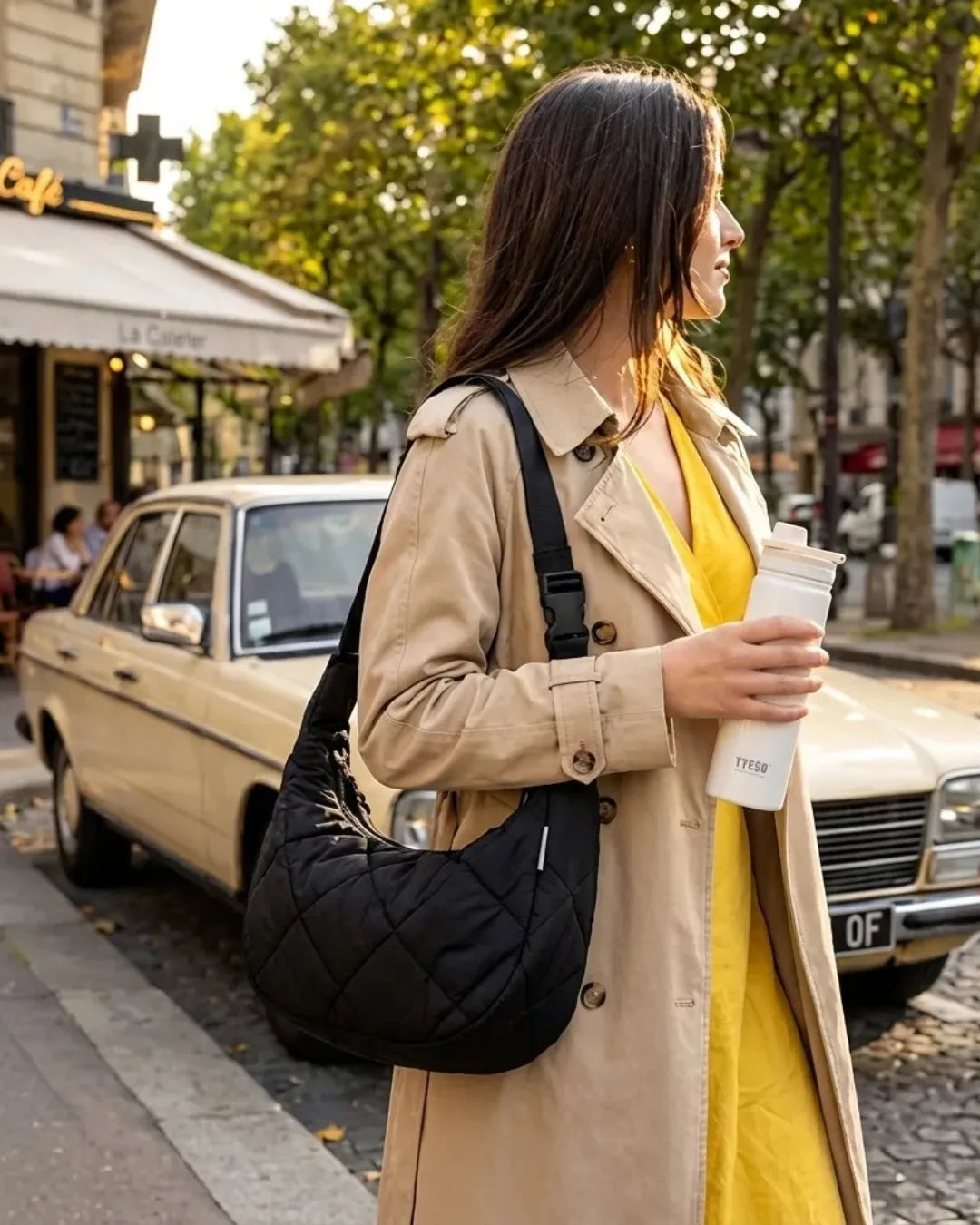 Femme active marchant dans les rues de Paris avec son Lunch Bag Puffy Goodnvibes et une gourde réutilisable à la main.