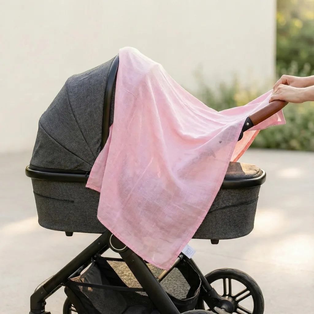 Lange Goodn'Lange utilisé comme protection solaire légère sur une poussette moderne. Accessoire de puériculture indispensable pour les sorties et le confort de bébé.