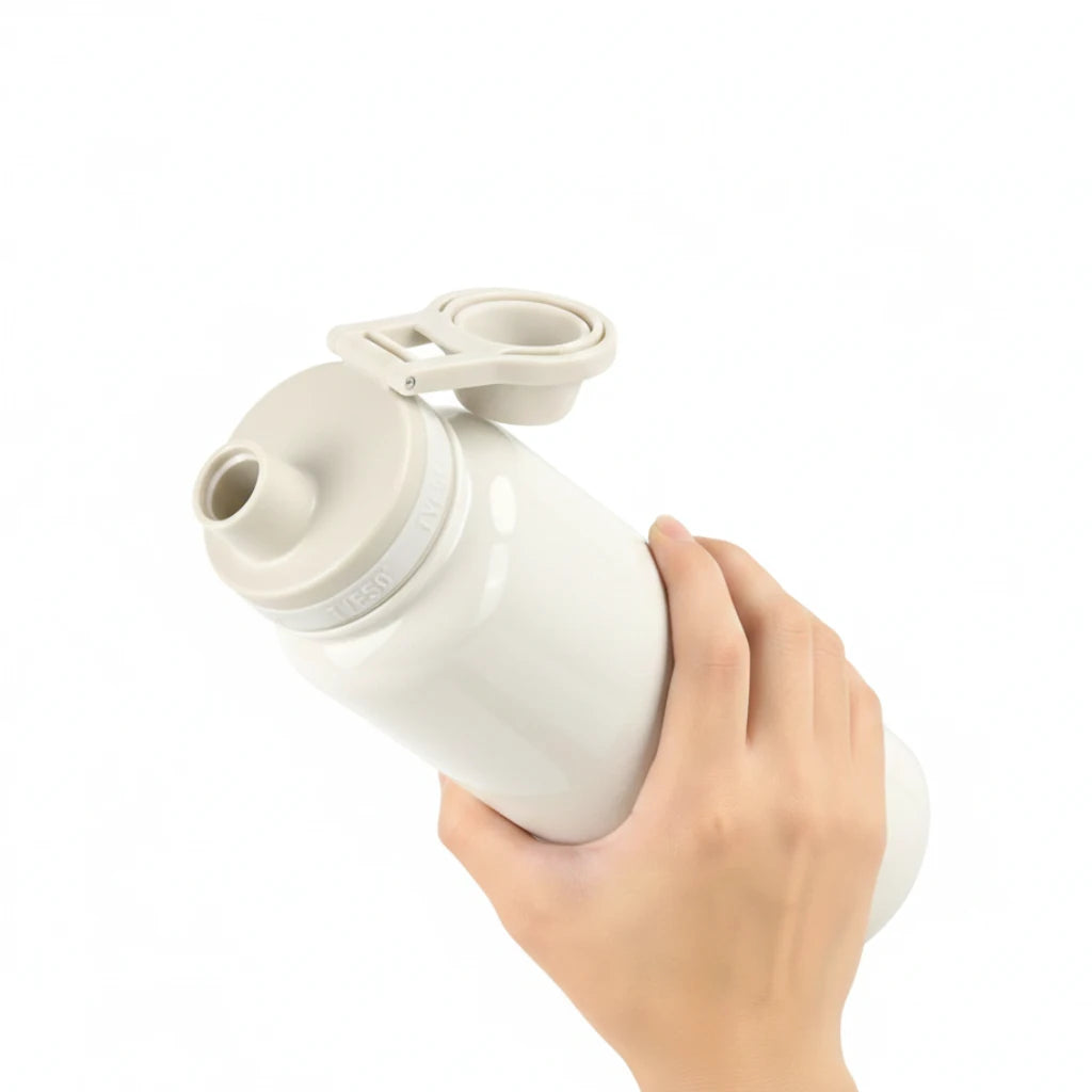 Gourde PureVibe TYESO posée dans un sac pour montrer sa taille compacte