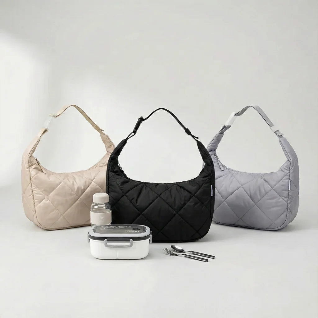 Sac matelassé Puffy posé sur une table avec bento à côté