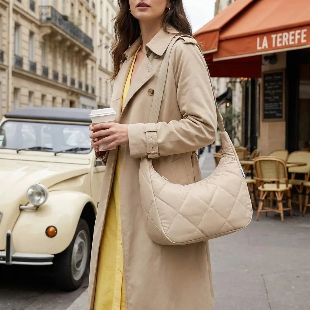 Sac matelassé Puffy posé sur une table avec bento à côté