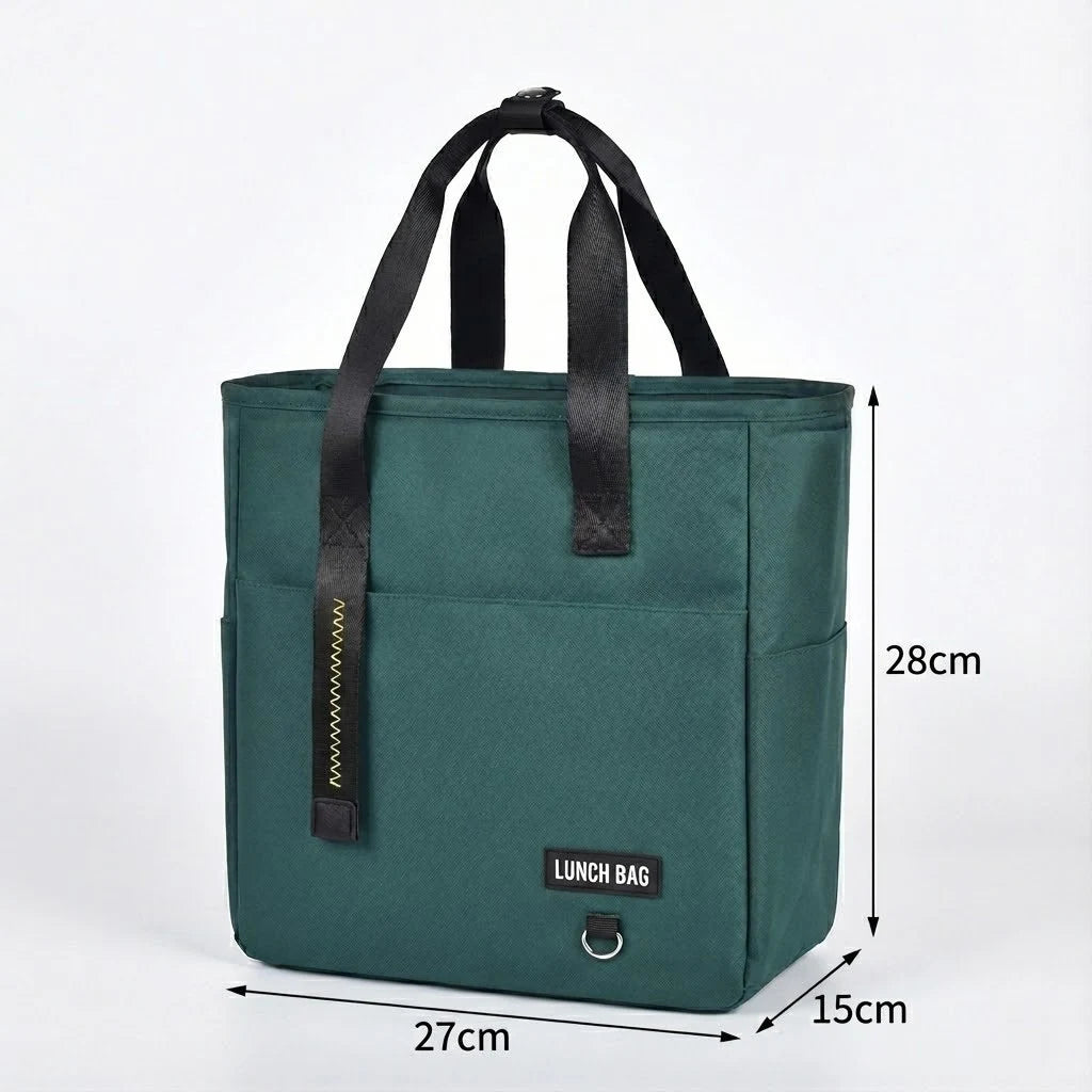 Femme active portant son sac isotherme handy à la main pour le déjeuner