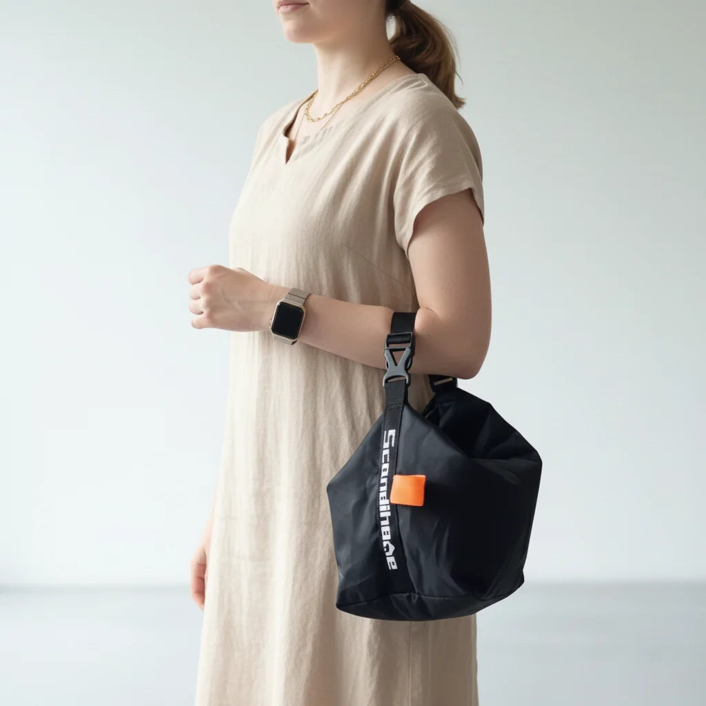 Sac repas NomadBox pliable, grande capacité, avec snacks et lunch box healthy sur un bureau.