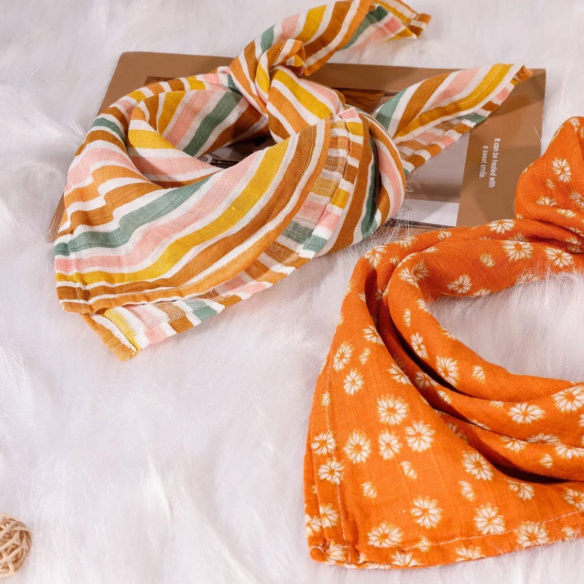 Lot de 5 bavoirs en coton naturel, doux et absorbants, parfaits pour protéger les vêtements de bébé lors des repas tout en ajoutant une touche de style avec leurs motifs variés.