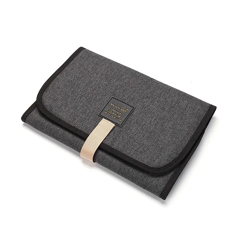 Matelas à langer en nylon et PEVA, imperméable, dimensions fermé 31x21x1,5 cm, dimensions ouvert 58x30x1 cm, facile à nettoyer avec un chiffon microfibre humide gris noir