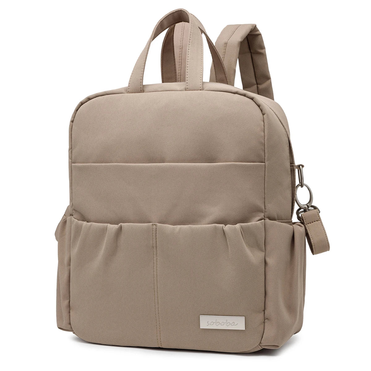 Sac CarryGo porté en bandoulière par un parent en déplacement