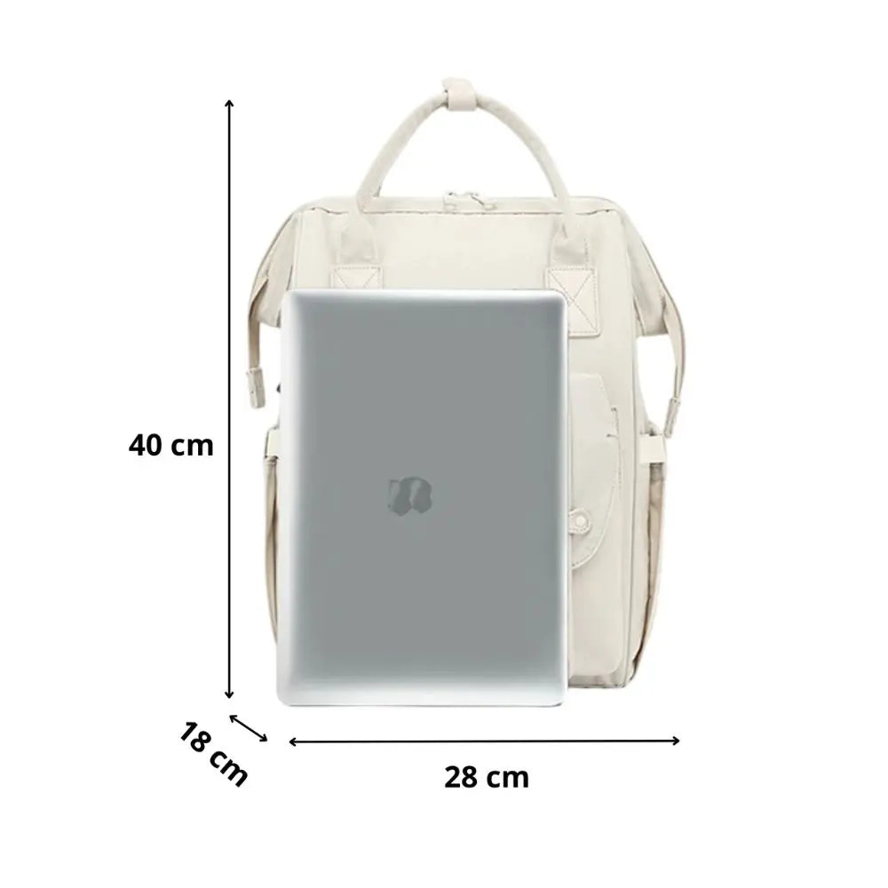 Vue lifestyle du sac à langer Travel lors d’une sortie en ville avec bébé