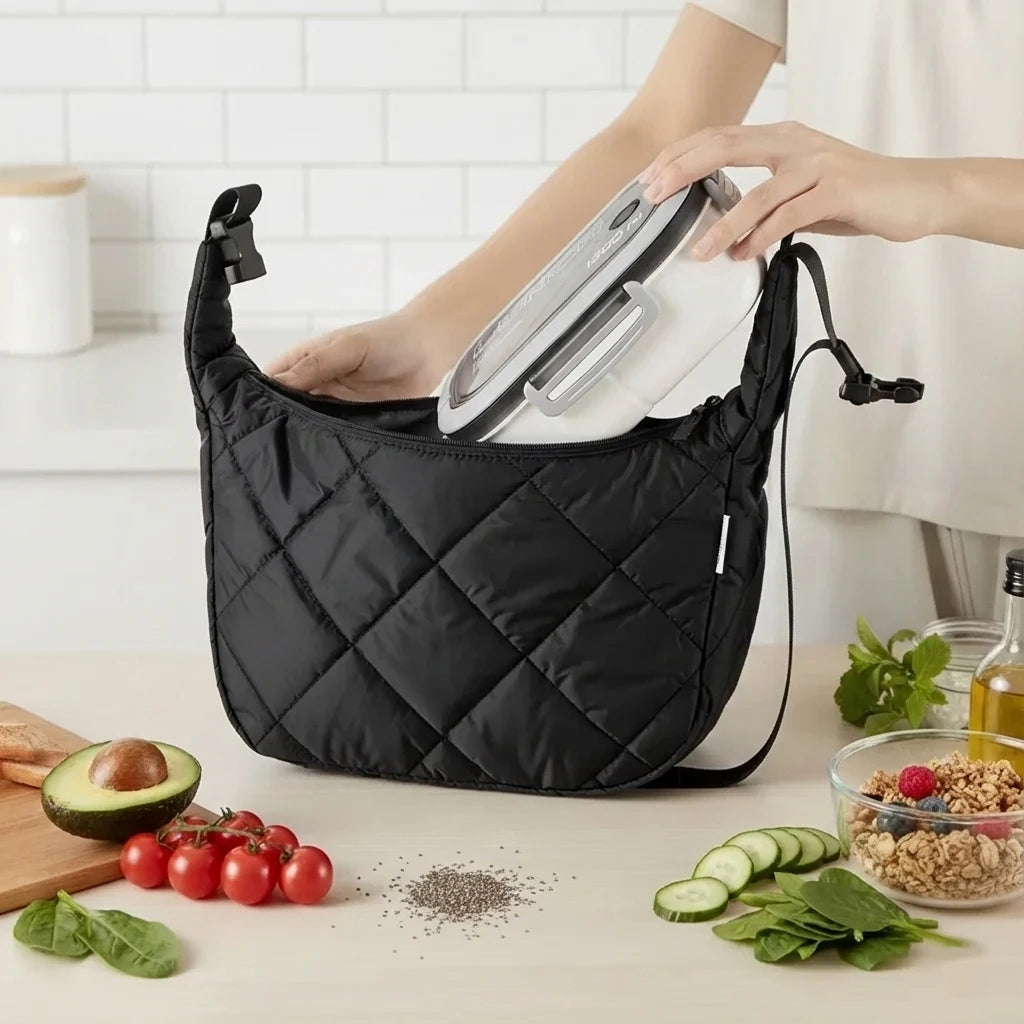 Déjeunez avec classe où que vous soyez. Le Goodn'Chic réunit l'essentiel : notre Lunch Bag Puffy, la Bento Snack&Go et la gourde PureVibe. C'est le trio ultime pour une pause stylée et pratique, au bureau comme ailleurs.