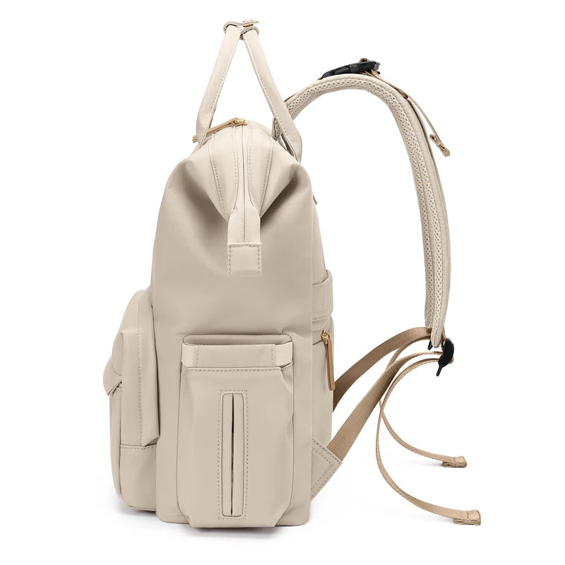 Crochets poussette intégrés au sac à langer Nyla en usage