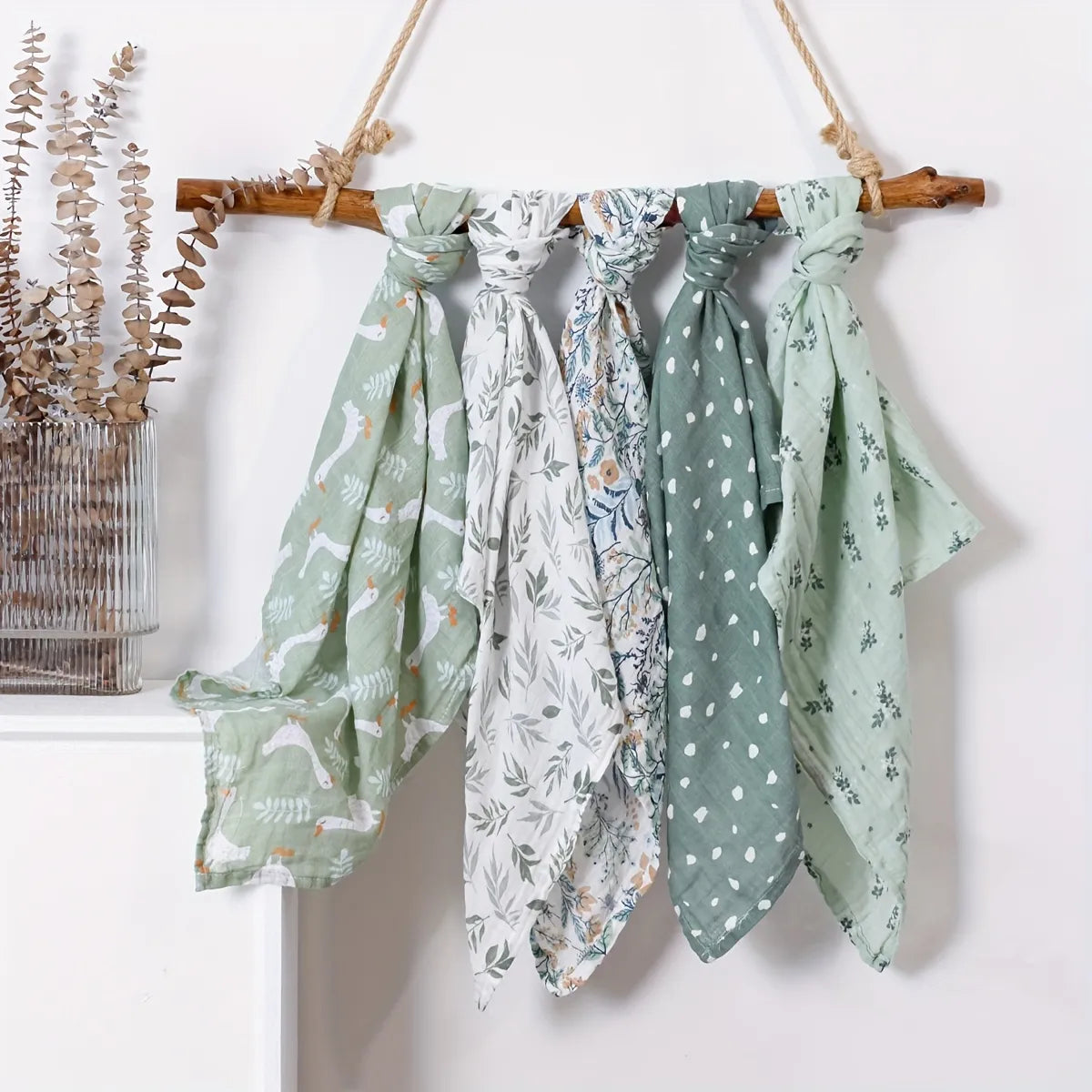 Bavoirs bébé avec motifs ludiques et designs variés