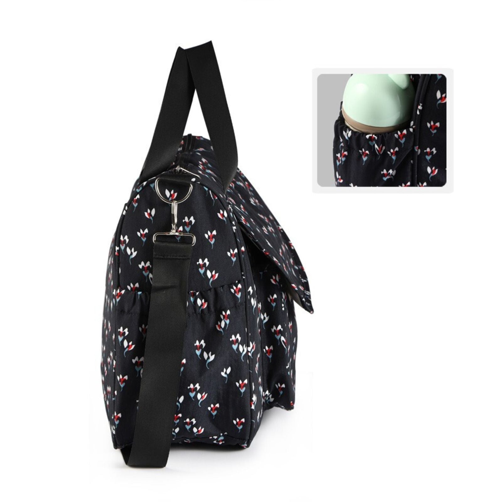 Sac Linoa accroché à une poussette lors d’une sortie au parc