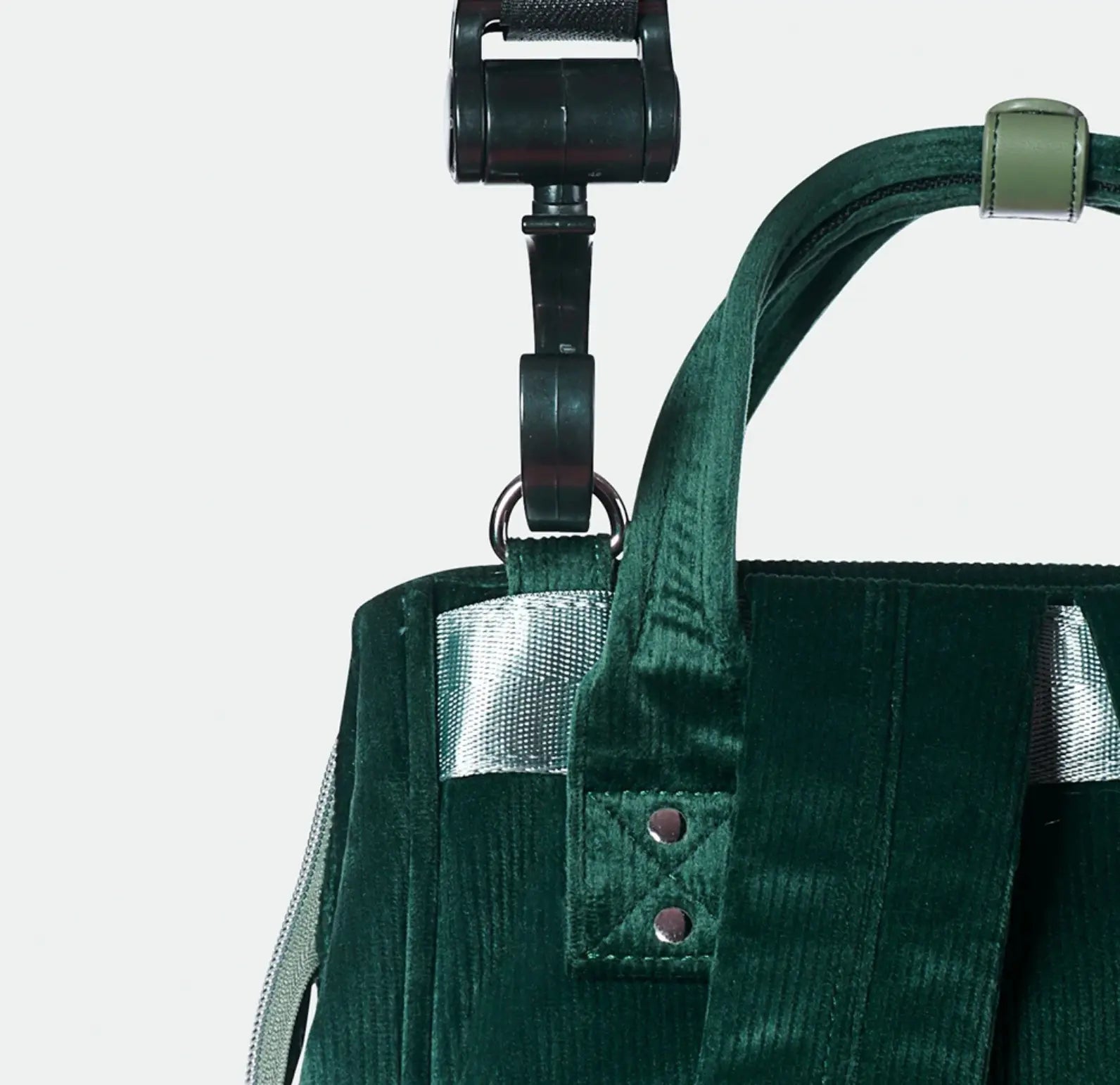 "Sac à langer spacieux en tissu premium, avec matelas à langer assorti inclus. Dimensions 45x30x22 cm pour 0,75 kg. Parfait pour organiser les essentiels de bébé, facile à nettoyer avec un chiffon microfibre anneau poussette attache