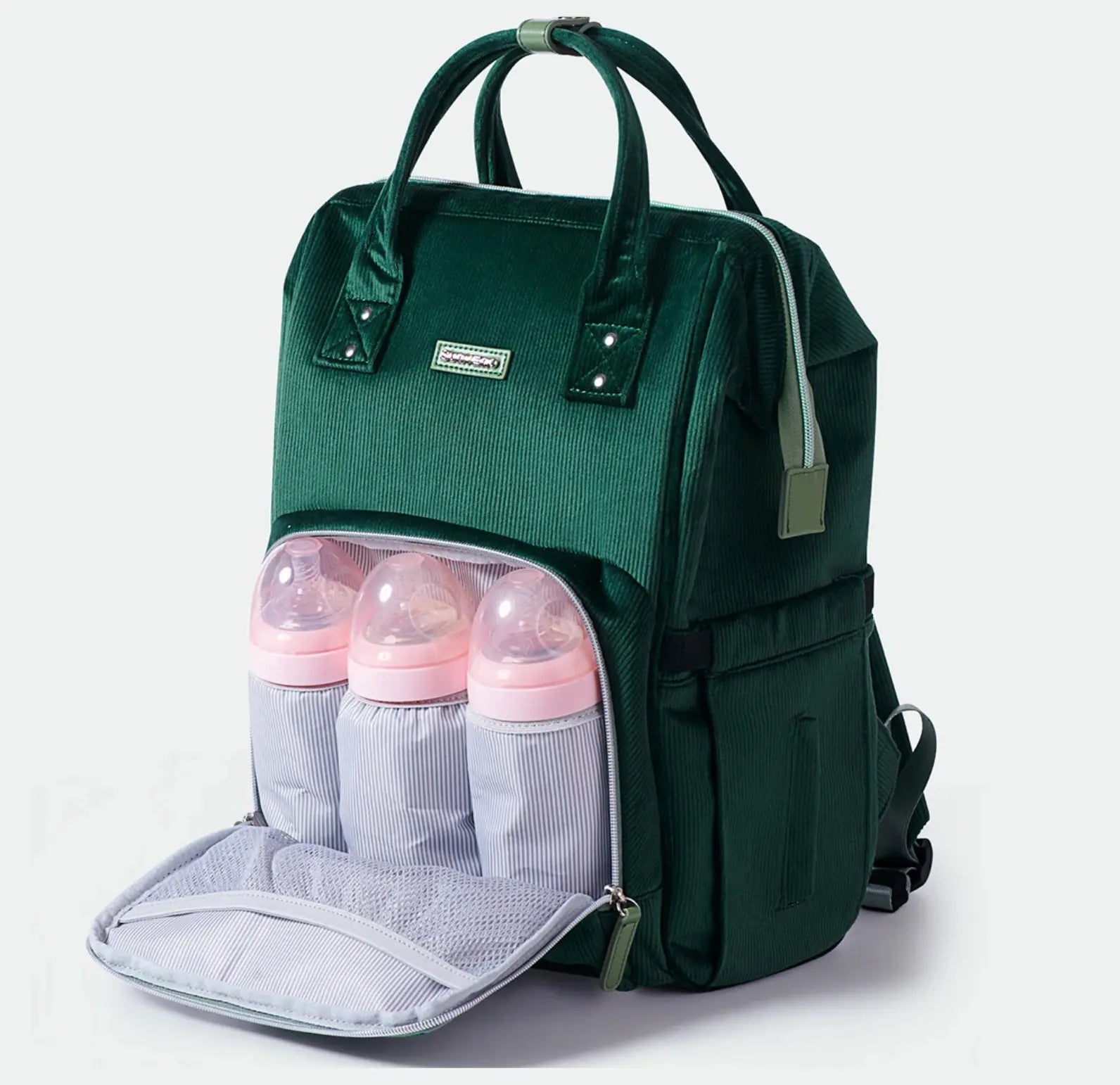 "Sac à langer spacieux en tissu premium, avec matelas à langer assorti inclus. Dimensions 45x30x22 cm pour 0,75 kg. Parfait pour organiser les essentiels de bébé, facile à nettoyer avec un chiffon microfibre trois biberons en façade