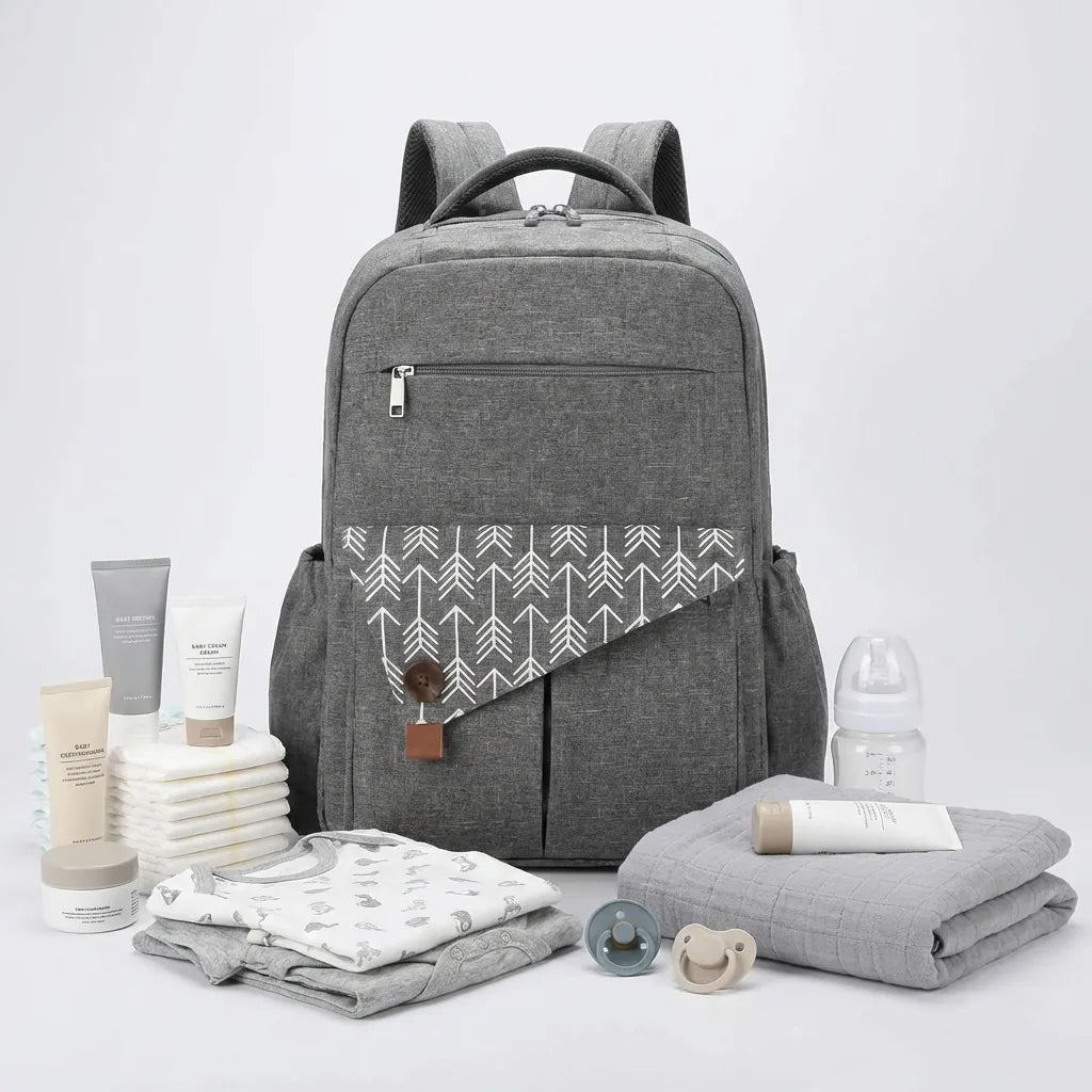 Sac à dos à langer multifonction gris, grande capacité, design flèches, kit naissance complet, idéal pour parents.