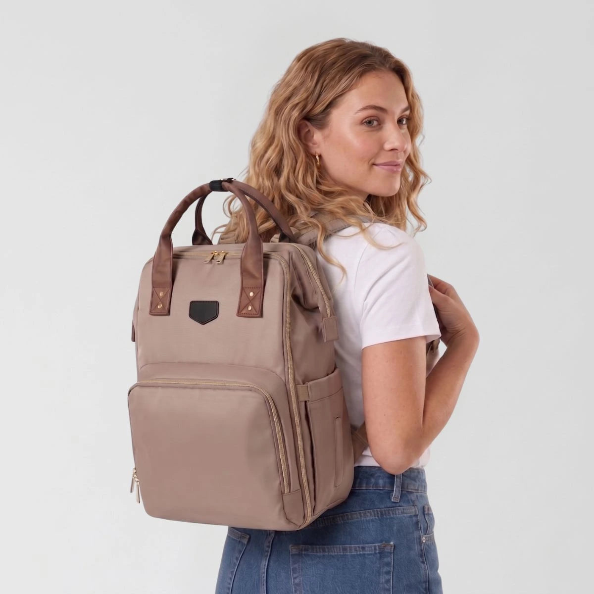 Mannequin portant le sac à dos à langer Moka avec bretelles ergonomiques et respirantes pour le confort du parent.