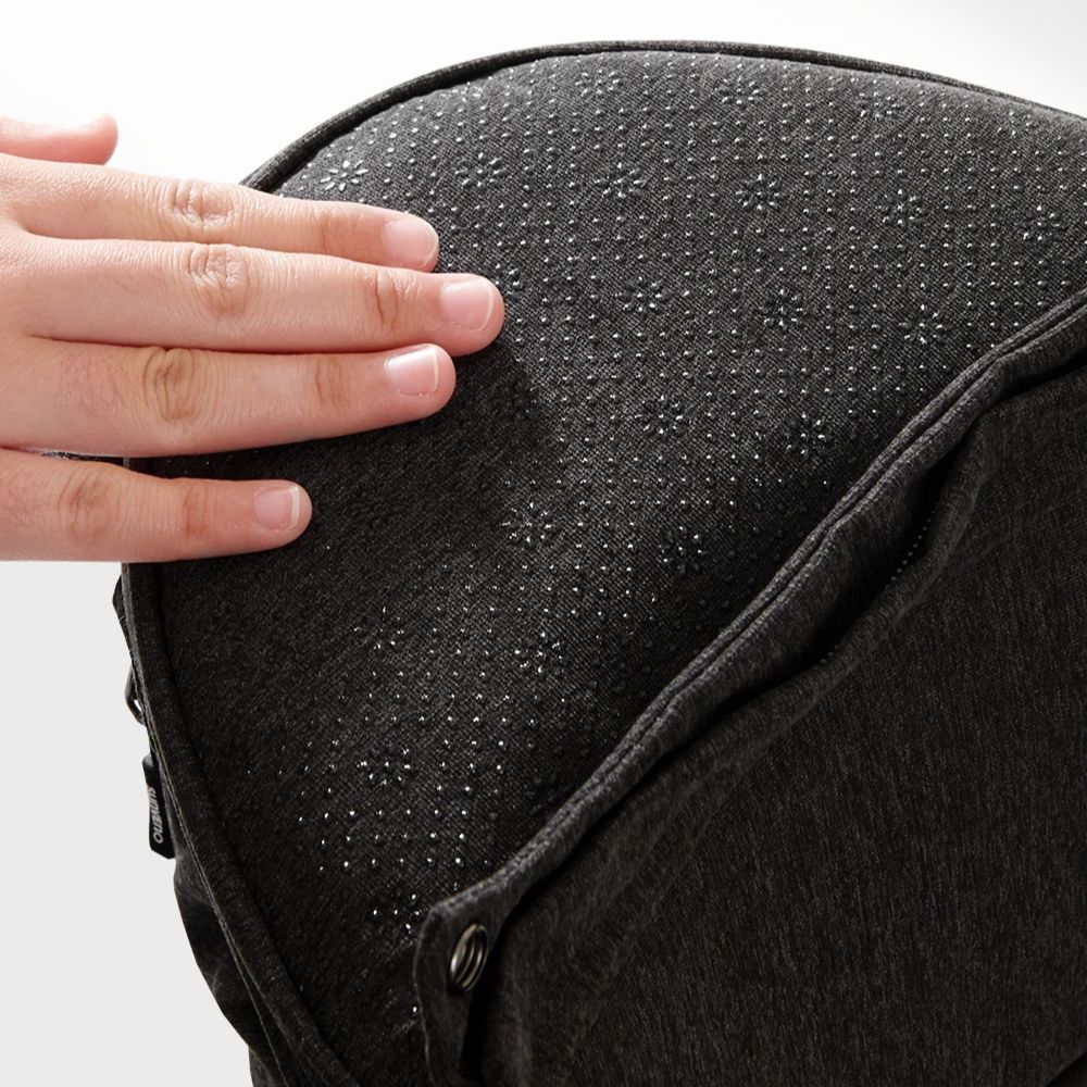 Vue rapprochée des bretelles rembourrées et du tissu respirant