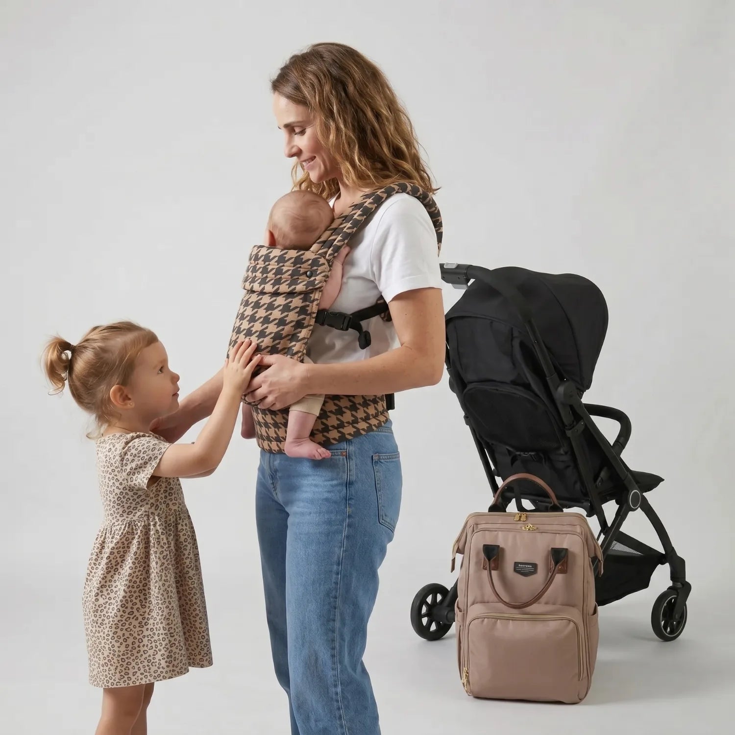 Pack sac à langer Moka et porte bébé HarmoBaby porté par une maman en studio Goodnvibes