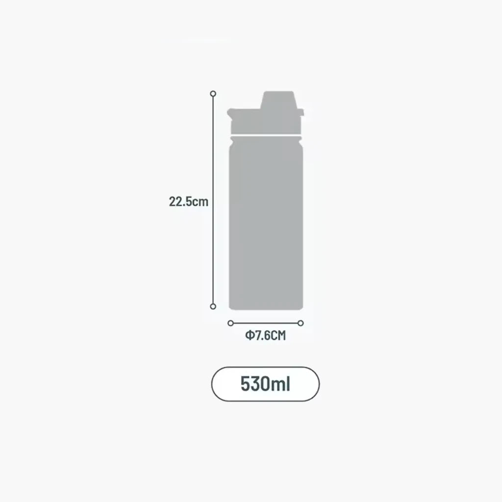 Pour compléter ce duo, nous avons intégré notre gourde de 530ml. Compacte et performante, elle garde vos boissons chaudes ou froides pendant des heures grâce à sa double paroi en acier inoxydable recyclé. Sa poignée rabattable ergonomique et son format fin (7,6 cm de diamètre) la rendent compatible avec la plupart des porte-gobelets. Étanche et sans BPA, c'est l'alliée hydratation fiable au quotidien.