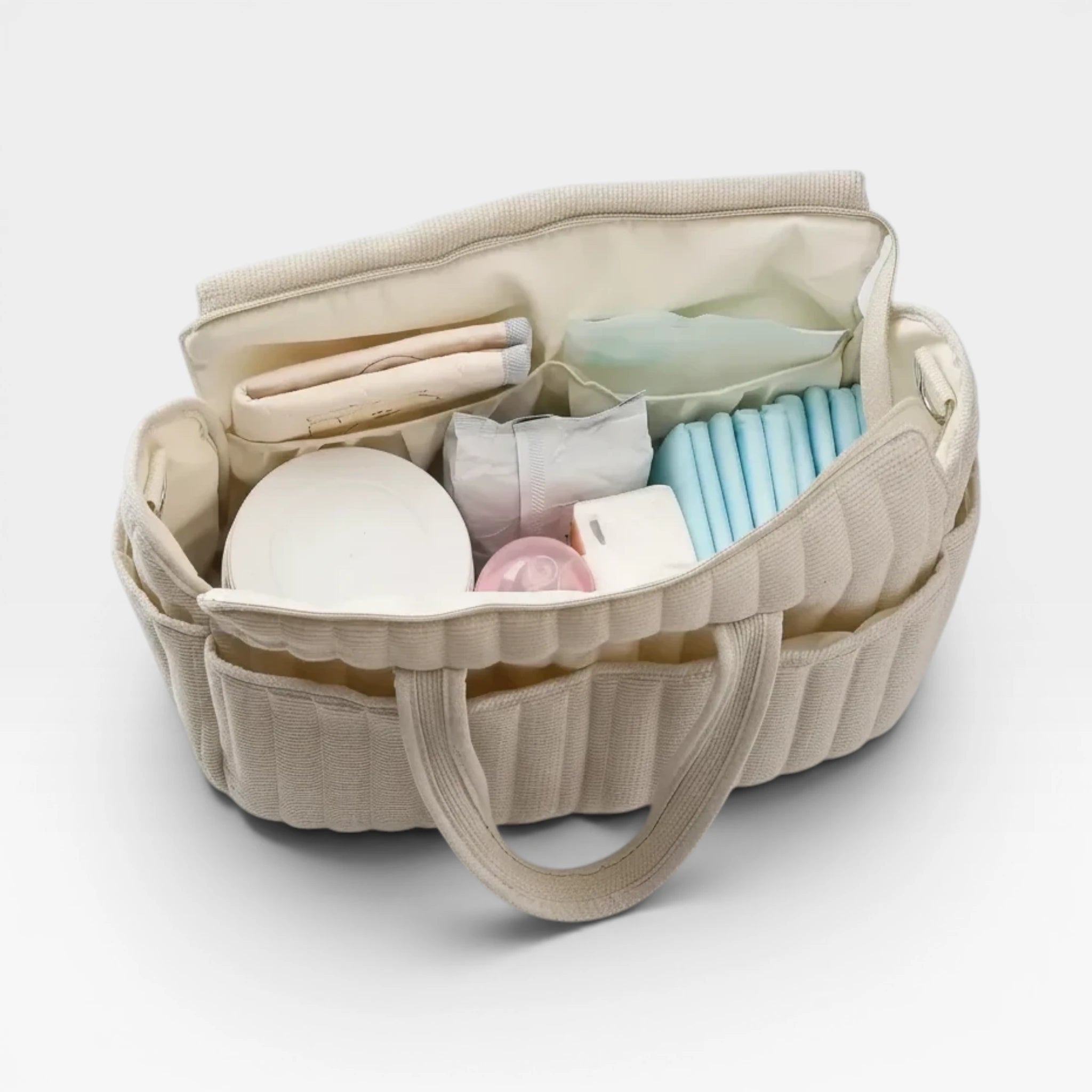 Organisation intelligente du sac à langer CozyTote montrant son grand compartiment principal zippé pour ranger les affaires de bébé.