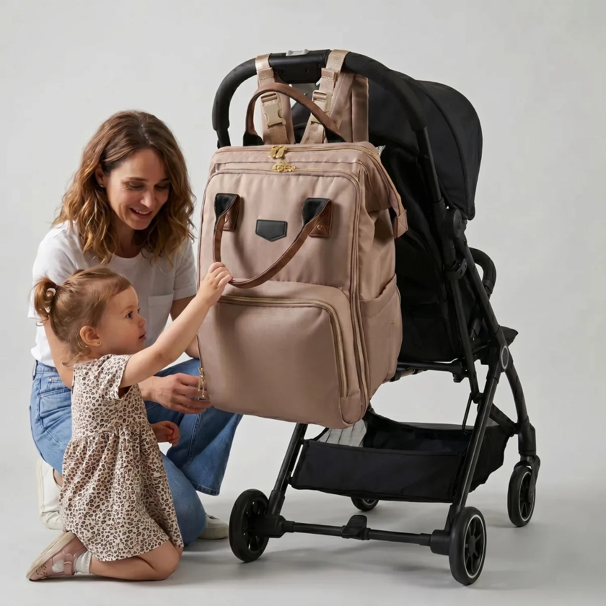 Sac à dos à langer Moka porté avec bretelles ergonomiques, idéal pour les voyages, les sorties en ville et la vie active.