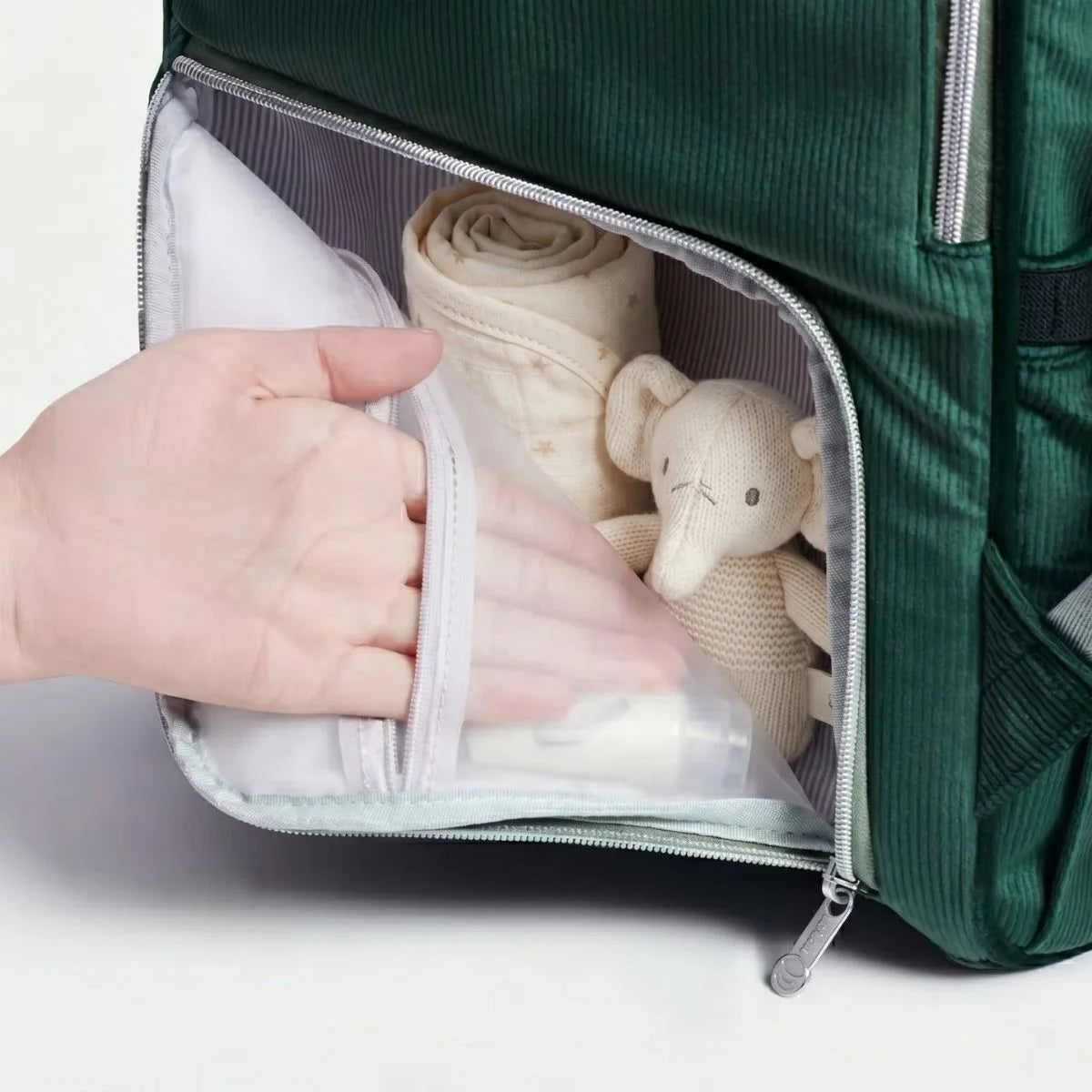 Détail du sac à langer en velours côtelé GoodNVibes : intérieur de la poche arrière zippée avec une poche transparente en filet pour un rangement organisé