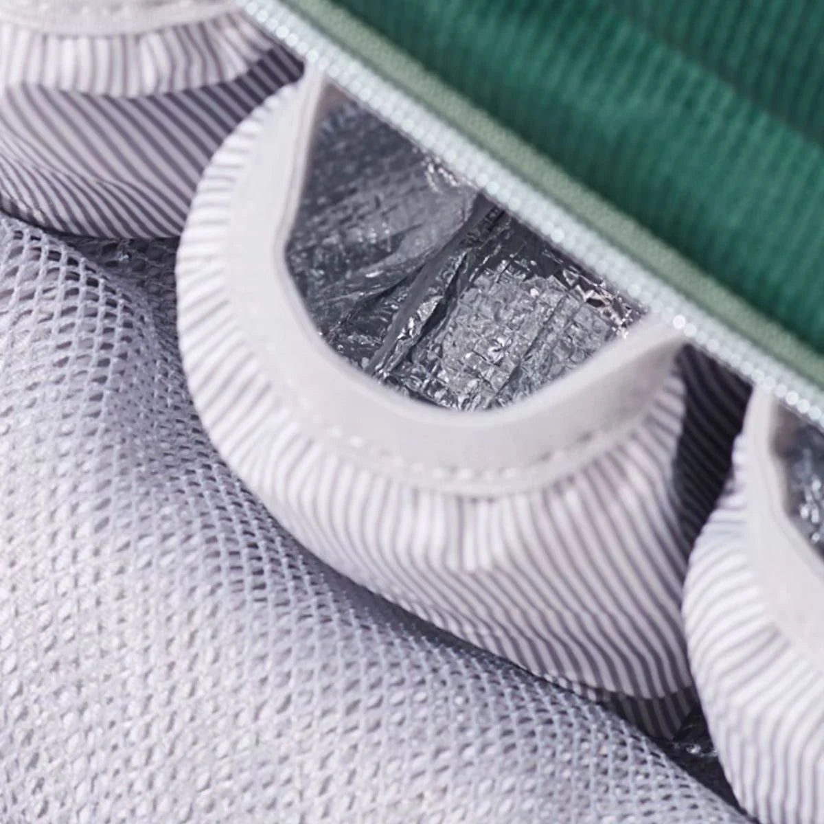 Trois poches isothermes pour biberons à l'intérieur du sac à langer en velours côtelé GoodNVibes, gardant les liquides au chaud ou au froid