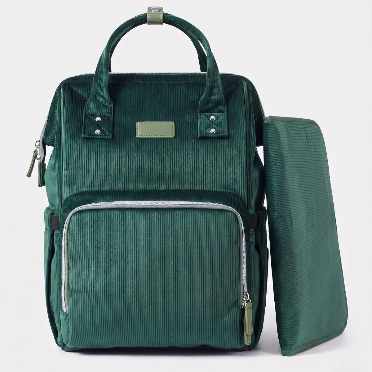 Sac à dos à langer en velours côtelé vert forêt au design vintage et tendance avec finitions premium pour parents modernes.