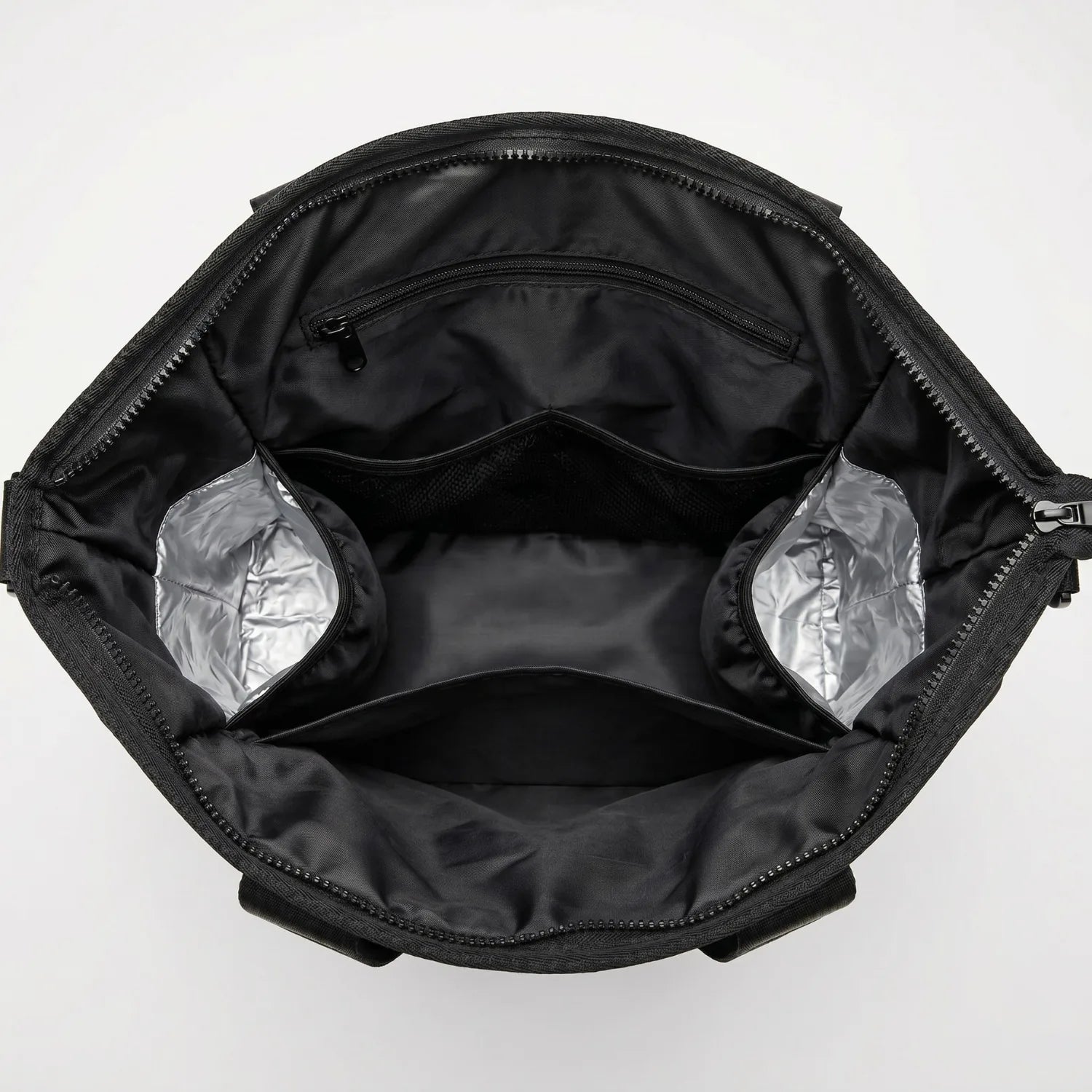 Intérieur du sac à langer Lumi avec compartiments de rangement pratiques