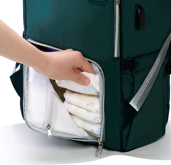 "Sac à langer spacieux en tissu premium, avec matelas à langer assorti inclus. Dimensions 45x30x22 cm pour 0,75 kg. Parfait pour organiser les essentiels de bébé, facile à nettoyer avec un chiffon microfibre espace couche