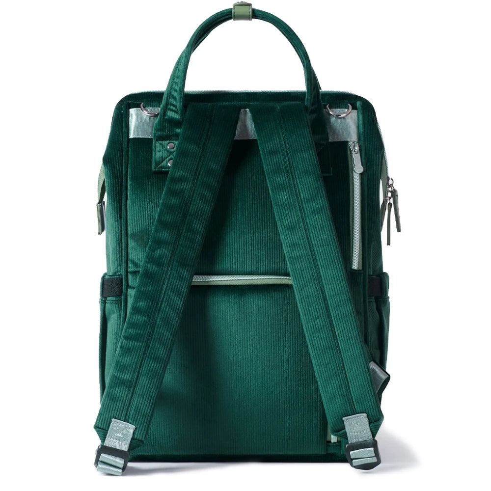 "Sac à langer spacieux en tissu premium, avec matelas à langer assorti inclus. Dimensions 45x30x22 cm pour 0,75 kg. Parfait pour organiser les essentiels de bébé, facile à nettoyer avec un chiffon microfibre vert coté dos