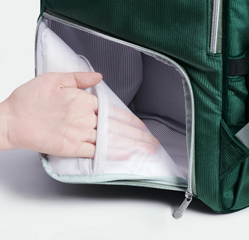 "Sac à langer spacieux en tissu premium, avec matelas à langer assorti inclus. Dimensions 45x30x22 cm pour 0,75 kg. Parfait pour organiser les essentiels de bébé, facile à nettoyer avec un chiffon microfibre poche waterproof