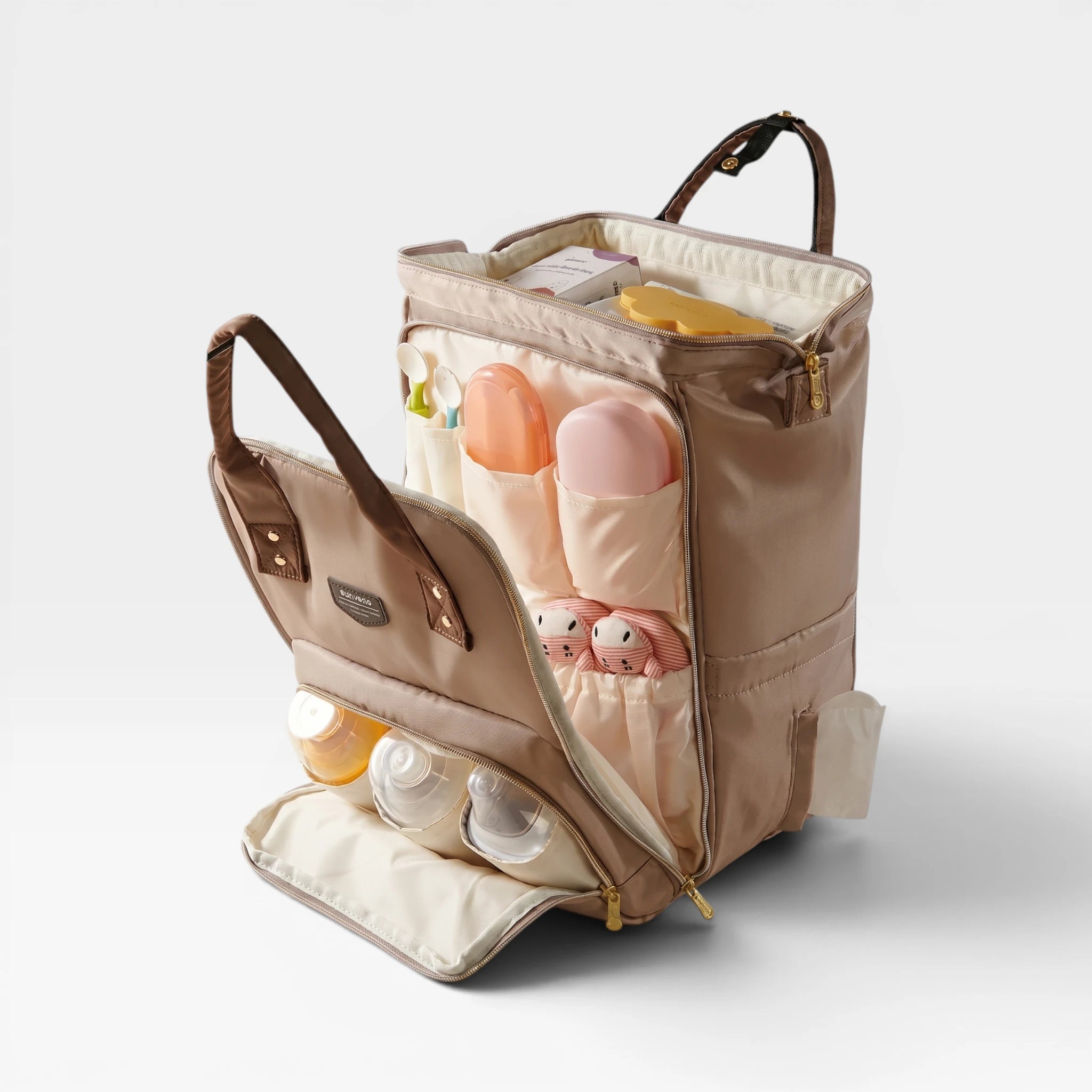 Tapis à langer pliant et imperméable assorti au sac Moka, texture matelassée beige et marron, idéal pour un change propre en déplacement.