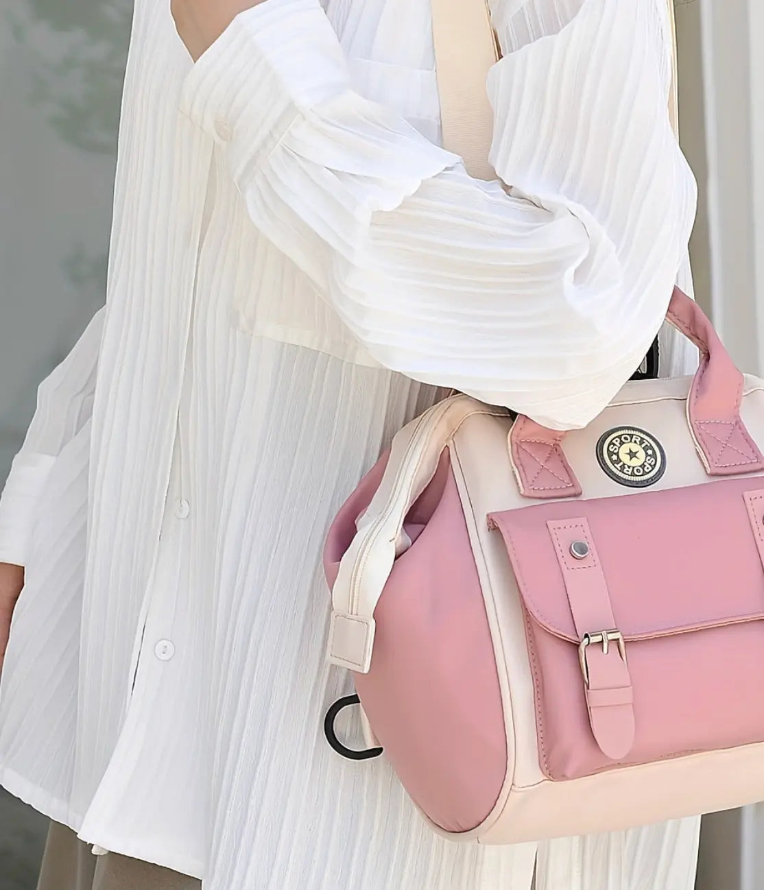 Sac bandoulière Mini CHIC porté à l’épaule par une maman en balade

