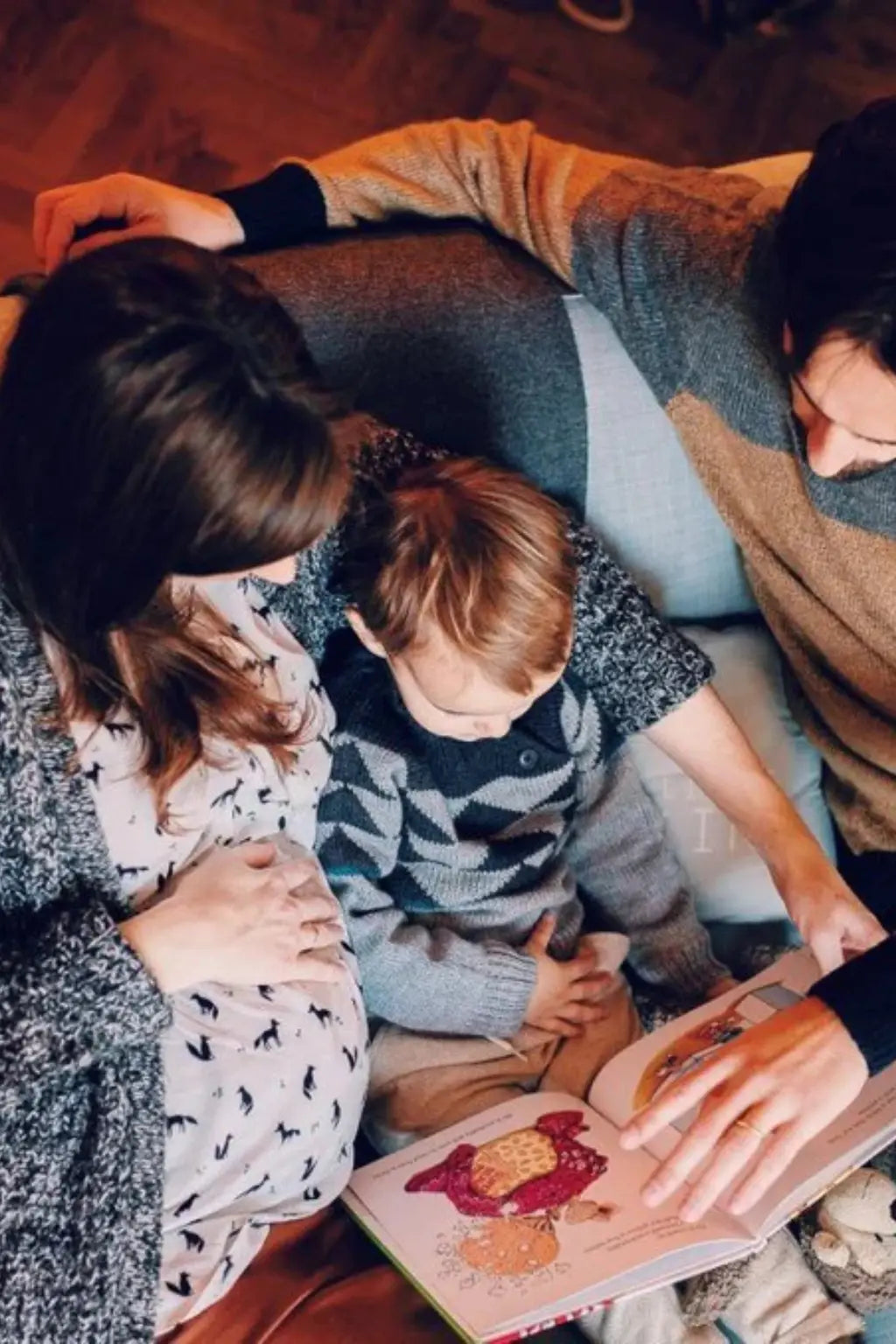 Parent et enfant aîné réunis pour préparer l’arrivée du bébé – complicité et anticipation en famille