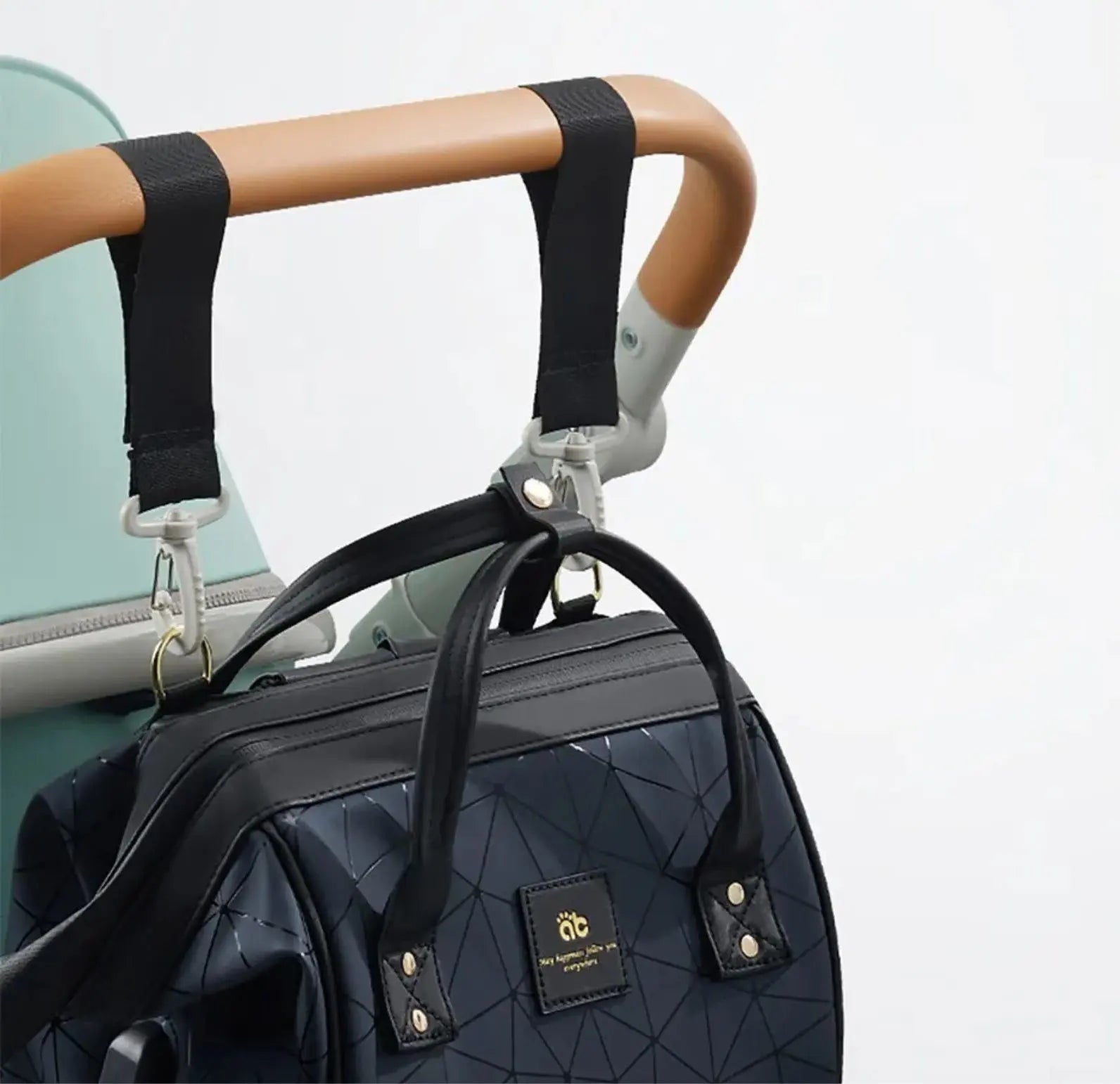 Zoom sur la matière imperméable du sac à langer Explorer en polyester, résistante aux éclaboussures et facile à nettoyer