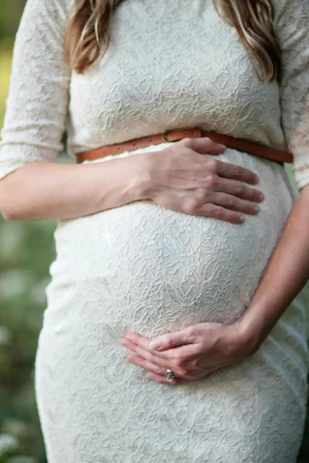 Maman enceinte préparant l’arrivée de bébé à la maison – entre anticipation, organisation et émotions avant l’accouchement
