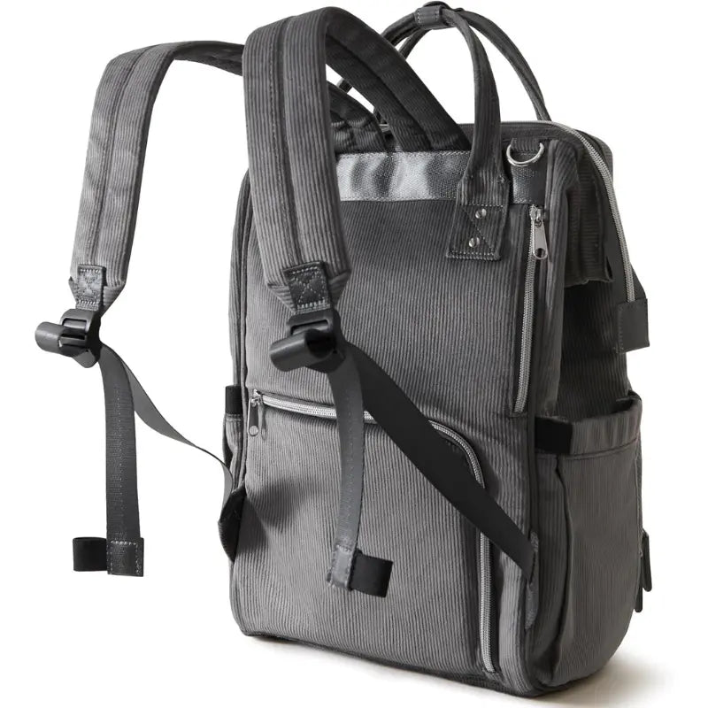 Sac à langer de luxe Goodnvibes en velours premium, fermé, vue de dos avec compartiments pratiques pour accéder rapidement aux clefs et essentiels.