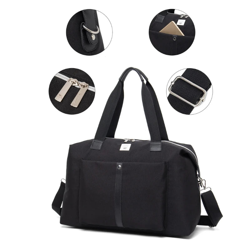 Sac à langer MoodPack posé en extérieur, parfait pour les voyages avec bébé

